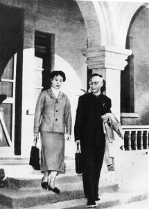 溥儀和李淑賢在舊居前留影