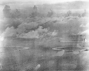 1944年6月20日黃昏，被美國海軍第58特混艦隊艦載機攻擊的日本帝國海軍第3艦隊，最接近鏡頭在打圈的是重巡洋艦鳥海號彧摩耶號，在前面的是輕型航空母艦千代田號