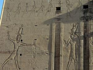 古埃及人最早是用詩歌來抒發各種情感的，所以詩歌就成為古埃及文學的最早形式。