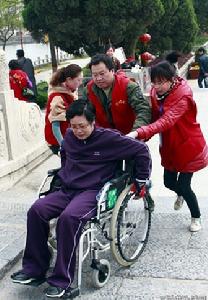 志願者幫助殘疾人