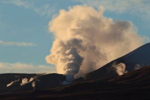 2012年11月21日，湯加里羅國家公園內的湯加里羅火山噴發