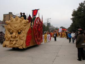 “軒轅車會”及古戰車進行踩街表演