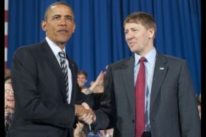 2012年，歐巴馬通過休會任命權使柯德瑞出任消費者金融保護局局長。