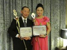 姜亦珊與師父梅葆玖先生在和平祈禱大會獲獎