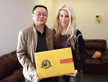 耶巴馬黛茶秦董事長與安達小姐合影