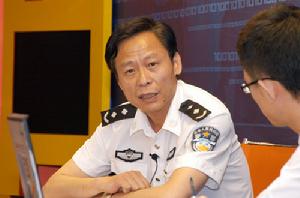 2009年6月25日10:00，公安部刑事偵查局副局長黃祖躍接受新華網、中國平安網聯合專訪，就打擊電信詐欺犯罪與網民進行線上交流。圖為嘉賓做客新華網訪談直播間。