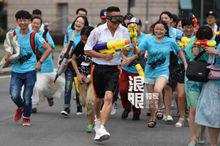 何晟銘與荷花水槍大戰