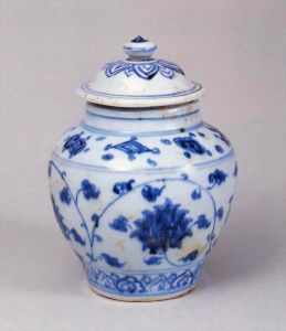 青花雜寶纏枝蓮紋蓋罐 青花雜寶纏枝蓮紋蓋罐