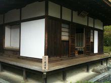 東求堂（南西面、左側可以看到座位）