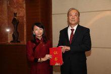 政協副主席厲無畏為趙黎頒發證書