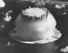 核子彈蘑菇雲或者剛剛爆炸的水柱