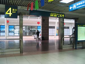 （圖）龍陽路站的乘客只需穿過出口