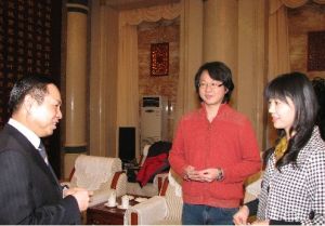 李克常務副省長（左一）與東森電視台記者親切交談