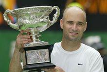 安德烈·阿加西在2003年第四次捧起冠軍獎盃