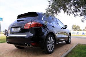 尾部造型大量吸收了保時捷Panamera的設計