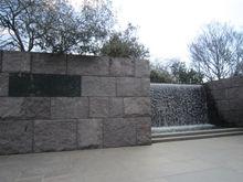 從岩石頂傾瀉而下的水瀑