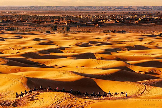 “一半海水,一半沙漠”,路過全世界最“色”的國度