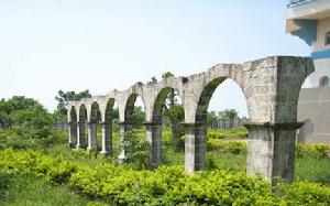 法國人所建房子被毀後剩下的走廊青石穹壁