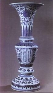 乾隆青花纏枝蓮觚式瓶 乾隆青花纏枝蓮觚式瓶