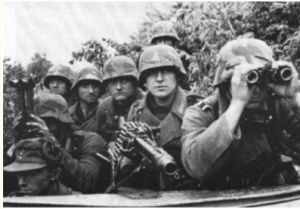 乘坐半履帶車的裝甲擲彈兵,前方的MG-42機槍清晰可見.他們在諾曼第的行軍堪稱是盟軍的轟炸表演 