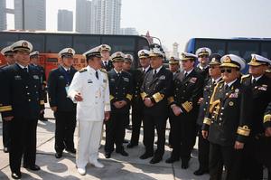 （圖）中國軍官向各國海軍代表團團長介紹參觀的潛艇情況 