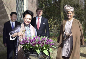 彭麗媛為國泰鬱金香命名並澆灌香檳