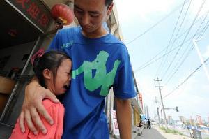 張可在臨近分別時趴在父親張立軍懷裡哭泣。