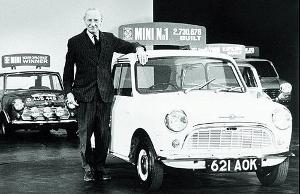 亞力克·依斯哥尼爵士與第一輛MINI成品