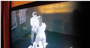 “暗室”里男女嘉賓的互動是最大看點之一