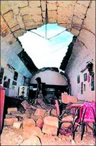 （圖）災民在檢查受損財物。