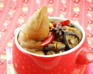 香菇紅棗脫骨美容豬蹄煲 香菇紅棗脫骨美容豬蹄煲