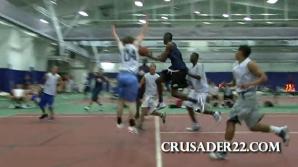 跳著傳球，相當飄逸