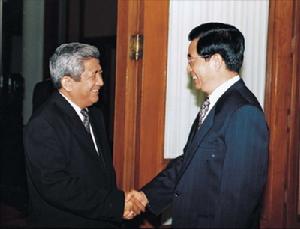 1999 年10月8日，中共中央政治局常委、中國國家副主席胡錦濤在北京人民大會堂會見越共中央政治局常委范世閱。