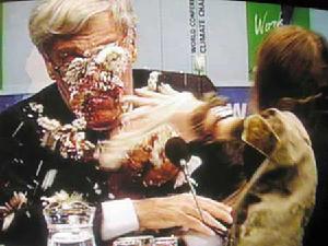 一個婦女把一塊朱古力奶油蛋糕扔到了美國副國務卿弗蘭克-洛伊的臉上