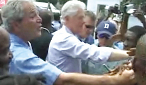 布希和柯林頓同海地人握手