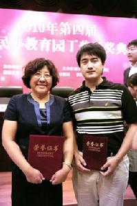 李紅梅常務副校長和孟凡華老師合影留念