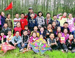 敖雙英和孩子們在校外課堂