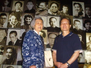 顏鶴鳴的大女兒顏桐芬小兒子顏昌銘在父親像片前留念