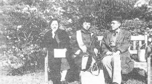 凌叔華與丈夫陳西瀅、女兒陳小瀅攝於倫敦公園
