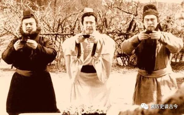 三國演義張飛提議劉備桃園結義 關羽其實是順帶的 三國演義張飛提議劉備桃園結義 關羽其實是順帶的