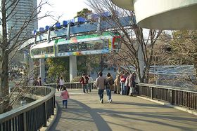 （圖）東京上野動物園的懸掛式單軌鐵路