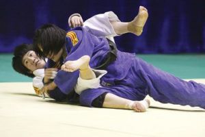 何紅梅（白）與何燦燦在決賽中