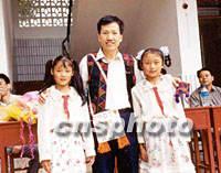 梁冠軍與冠軍希望國小的學生 中新社圖