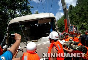 （圖）8月10日，搶險救援人員把墜入水庫的客車打撈上岸
