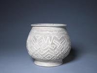 商代白陶刻幾何紋瓿