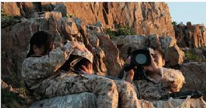 孫憲（右）和助手於輝在海驢島的崖壁上拍攝鳥類電影《天賜》