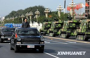 公元2009年10月1日，中國人民共和國建國60周年大慶，首都天安門廣場舉行盛大規模的閱兵式。中共中央總書記、國家主席、中央軍委主席胡錦濤檢閱受閱部隊
