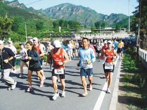 在台灣慢跑界有“拖鞋俠”美稱的嘉義縣太保市民陳慶順（右2），穿拖鞋挑戰長城馬拉松成功。