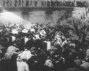 擁塞在宜昌的人員