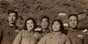 1953.12.與肖劍飛夫婦、江濤(中)在朝鮮